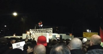 COMPACT live in der PEGIDA-Stadt – ein Veranstaltungsbericht Pegida-Abschlusskundgebung am 15. Dezember 2014. / Bild: Screenshot YouTube