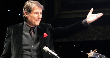 Kleines Glück, ganz groß: Zum Tode von Udo Jürgens Udo Jürgens während eines Konzerts im Jahre 2010. / Bild: Steindy; GFDL