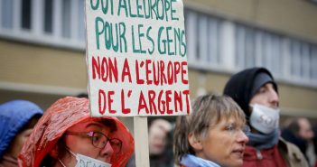 TTIP und CETA spalten Europa: Proteste und Widerstand in vielen Ländern Demo ind Brüssel: JA zu einem Europa der Menschen. Nein zu einem Europa des Gelde". (c) dpa