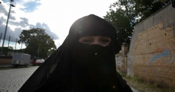 Die Burka, das unbekannte Ding – Zur Geschichte eines Kleidungsstückes picture alliance/dpa