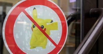 Politiker und Militärs fürchten sich vor Pokemon Go Ein Aufkleber, der das Spielen von Pokemon Go hier verbietet, ist am 03.08.2016 in Düsseldorf (Nordrhein-Westfalen) an einer Bank zu sehen. (c) dpa