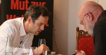 20.02 |“Oktoberfestattentat – Daniele Ganser und Karl-Heinz Hoffmann diskutieren über Täter, Attentäter, Einzeltäter: Rechtsterrorismus und NATO-Geheimarmee Gladio“