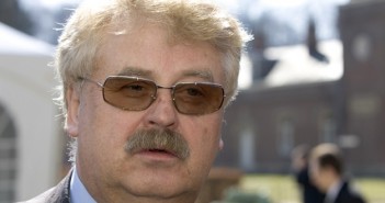 Volksabstimmungen in Donezk und Lugansk: EU-Politiker Elmar Brok droht Russland