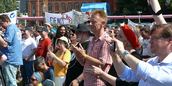 Beifall für Jürgen Elsässer. / Bild: Martin Müller-Mertens