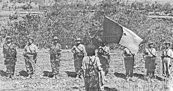 Pierre Guyotat: Eden liegt in der Hölle women in the algerian War of Independence with the flag