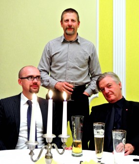 Nach getaner Arbeit beim Bier: Tillschneider, Kubitschek, Elsässer, Foto: Sim