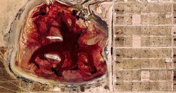 Links: riesiger Fäkalsee in texanischer Rinderzucht. Rechts: Parzelen für die Tiere. Foto: Google maps.