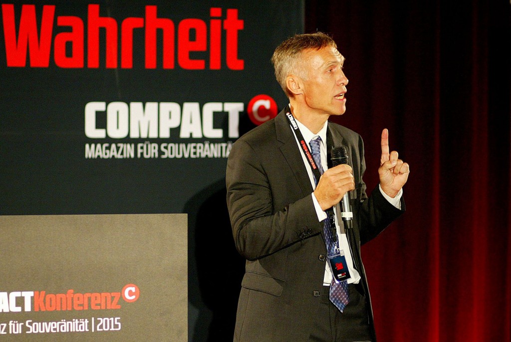 Kai Homilius begrüßt die Gäste der diesjährigen großen COMPACT-Souveränitätskonferenz und bedankt sich für das riesengroße Interesse. Foto: Michael Jeinsen.