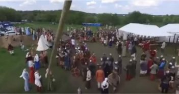 Video: Russe holt Drohne mit Speerwurf vom Himmel