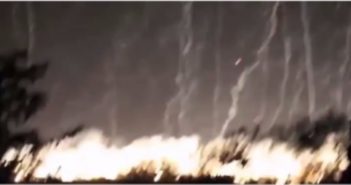 US-Islamisten sollen Chemiewaffenangriff auf Aleppo planen – Kriecherpresse schweigt Screenshot eines Videos, das einen Phosphorbombenangrif auf Aleppo zeigt. step news agency