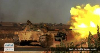 Syrischer Al Nusra-Anführer: Die USA unterstützen uns! Al Nusta-Panzer beschießt srische Regierungstruppen im Süden Aleppos. picture alliance / AP Photo