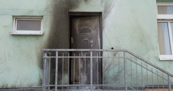 Linksfaschisten bekennen sich zum Anschlag auf Dresdner Moschee! Der rußgeschwärzte Eingang der Fatih Camii Moschee,aufgenommen am 27.09.2016 in Dresden (Sachsen). Vor der Moschee und einem internationalen Kongressgebäude in Dresden sind zwei Sprengstoffanschläge verübt worden. Verletzt wurde niemand. (c) dpa