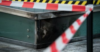 PEGIDA-Terror in Dresden? – Verschwörungstheorien und Merkwürdigkeiten Absperrband sichert am 27.09.2016 den Tatort einer Explosion auf der Freiterrasse des Congress Center Dresden an der Devrientstraße in Dresden (Sachsen). Vor dem internationalen Kongressgebäude und einer Moschee in der sächsischen Landeshauptstadt sind zwei Sprengstoffanschläge verübt worden. (c) dpa