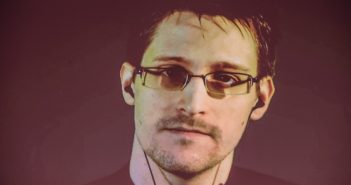 Anatomie des Tiefen Staates Der US-amerikanischer Whistleblower Edward Snowden ist am 18.03.2015 in Hannover (Niedersachsen) bei einer Videoliveschalte auf einem Monitor zu sehen. (c) dpa