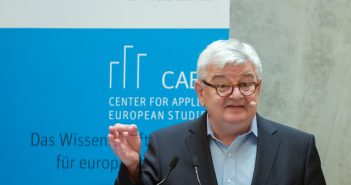 Joschka Fischer: Comeback als EU-Flüchtlingskoordinator? picture alliance