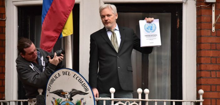 Julian Assange auf dem Balkon der Botschaft von Ecuador, London. picture alliance / empics