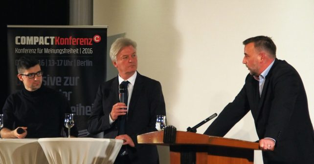v.l. Das Sprachrohr der Identitären, Martin Sellner; Chefredakteur Jürgen Elsässer und Pegida-Gründer Lutz Bachmann bei der Podiumsdiskussion