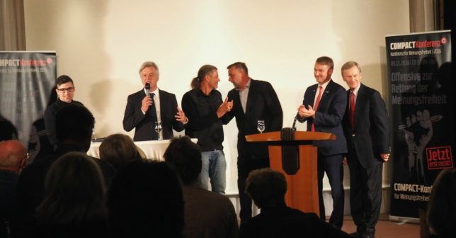 Gemeinsames Finale: v.l. Martin Sellner, Jürgen Elsässer, Oskar Freysinger, Lutz Bachmann, AfD-Politiker Andre Poggenburg und Staatsrechtler Karl Albrecht Schachtschneider