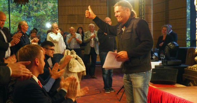 Der Schweizer Politiker Oskar Freyinger nach seiner mitreißenden Rede