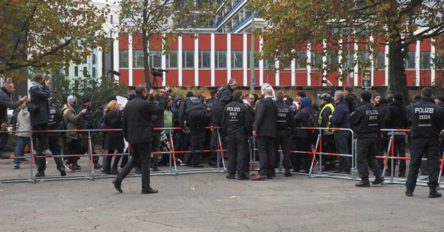 Ewiggestrige Feinde der Meinungsfreiheit: Kleiner Antifantenhaufen vor der Tür
