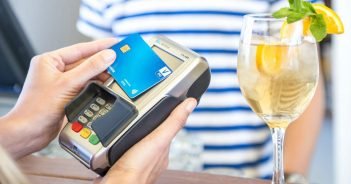 Visa Card: Prämien für Restaurants, die Bargeld verweigern