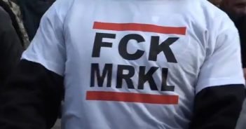 Merkel macht in Meck-Pomm Wahlkampf hinter verschlossenen Türen – Demonstranten pfeifen draußen (Video) Merkel Wahlkampf Schwerin 2017 FCK MRKL