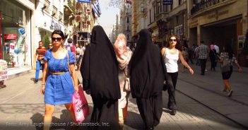 Schweizer sagen „Ja zum Verhüllungsverbot“ – Volksinitiative gegen Burka-Kluft burka straße niqab