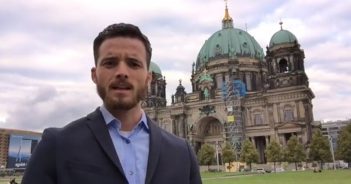 Vor dem Berliner Dom: Merkel-muss-weg-TV, 19. September 2017