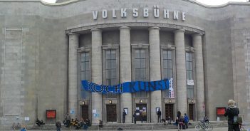 „Make Berlin geil again!“ – Gentrifizierungs-Gegner besetzen Berliner Volksbühne