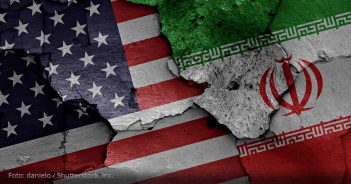 Iran will „eindeutige Beweise“ für Beteiligung der CIA an Protesten haben Iran USA Teheran Flaggen