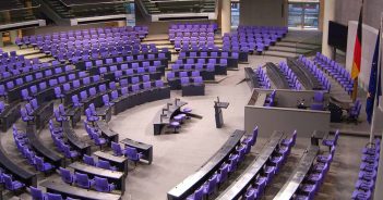Bundestagsdiäten steigen auf über 10.000€ pro Monat Bundestag Plenarsaal