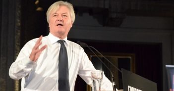 Montag: Endspiel Merkel-Seehofer – und abends Elsässer in Cottbus! Elässer