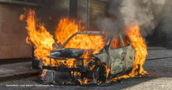 Linksradikale: Autos abfackeln für den Klimaschutz Brennendes Auto