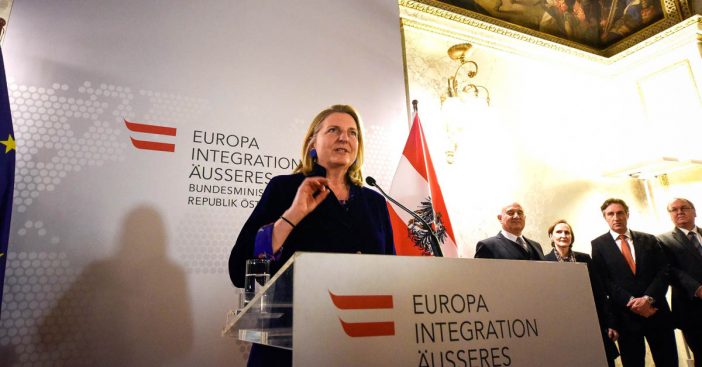 Die Frau, die sich traut › COMPACT