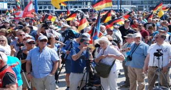 Hass auf Demokratie und Freiheit: Linke Gruppierungen setzten am Sonntag gegen die AFD auf Gewalt