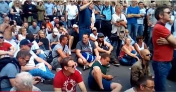 Bundestagsabgeordneter Petr Bystron (AfD) fordert politisches Asyl für Tommy Robinson