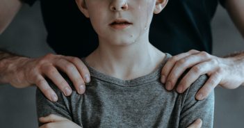 Kinderklau oder Fürsorge? Jugendämter im Zwielicht