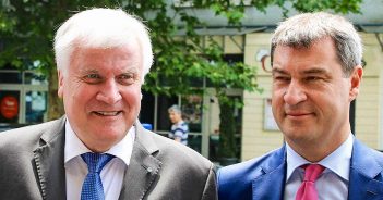 Linke geben Seehofer Mitschuld an Selbstmord von kriminellem Asylanten Seehofer und Söder, CSU
