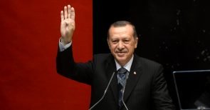 Wahnsinn im Quadrat: Von der Griechen-Rettung direkt in die Erdogan-Rettung?