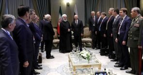 Alex Jones fast überall gesperrt, Qanon marschiert: Indizien für den kommenden Iran-Krieg