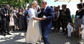 Der Jahrhundertwalzer im Dirndl – Ost-West-Annäherung in Österreich
