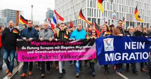 Widerstand nimmt Fahrt auf: 1200 Bürger demonstrieren gegen den Migrationspakt