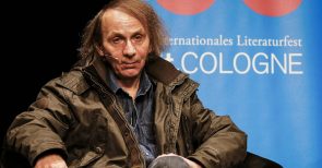 Der Hippie, das Nichts und der Ausweg: Houellebecqs religiöse Kehrtwende