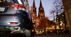 Hase und Igel: Ökolobby gegen Auto-Konzerne