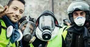 Gelbwesten stürmen Regierungsgebäude in Paris. Profiboxer auf Seiten der Demonstranten
