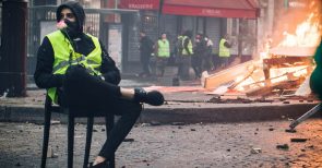 Die Schlacht am Triumphbogen: Blut, Schweiß und Tränengas