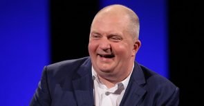 Moderator Jörg Thadeusz versucht, Zwangsgebühren-TV von Relotius-Medien abzugrenzen