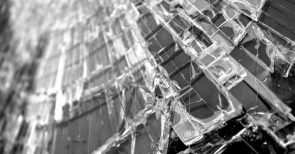 Schlechtes Handynetz – Migranten verwüsten ihre Unterkünfte