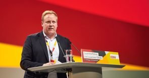 JU-Chef kritisiert Gleichschaltung unter Merkel – Mainstreampresse schwingt Nazikeule