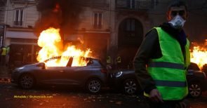 Macron nimmt Gelbwesten für Randale in Kollektivhaftung – Merkel auf seiner Seite